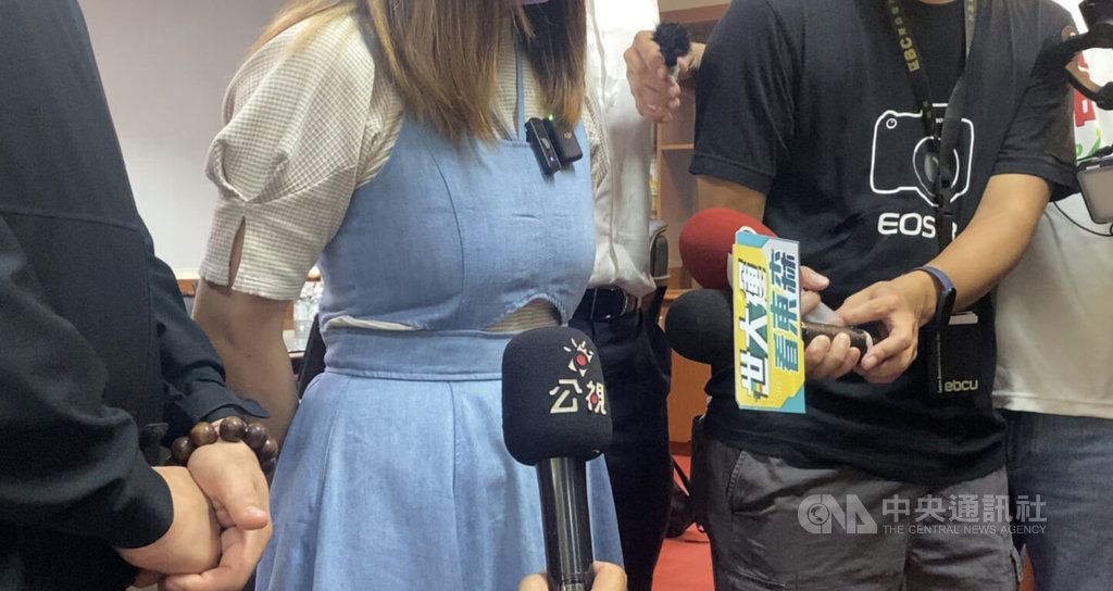 ▲1名國中數學老師曾性騷女學生被判刑，30多歲Y女在網路貼文指10多年前曾被這名數學老師性侵，心中陰影揮之不去，聽聞此師要開補習班，決定今天前往分局報案，也呼籲其他受害者站出來。（圖／中央社）