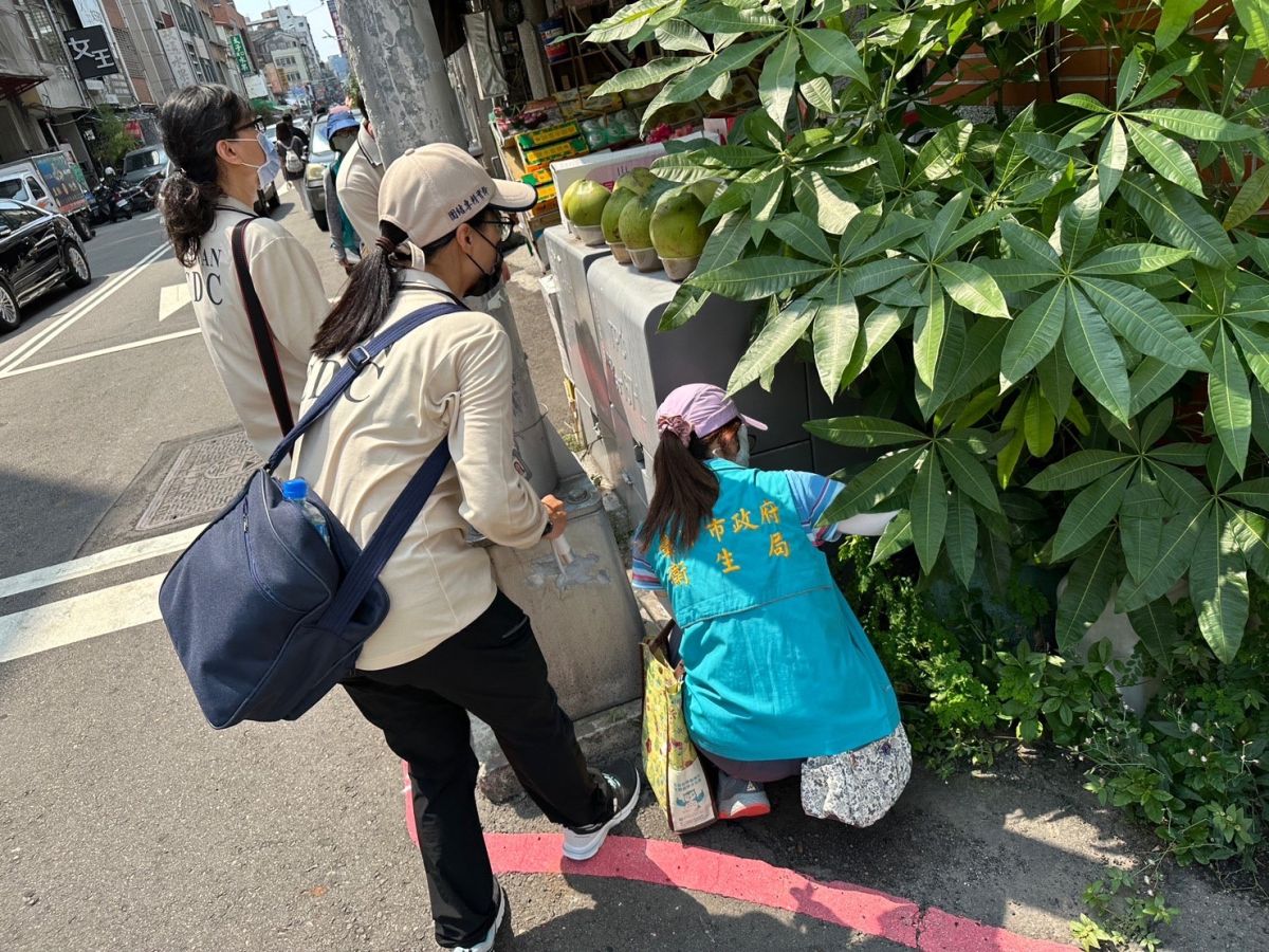 ▲防疫人員執行病媒蚊密度調查(圖／衛生局提供2023.7.11)