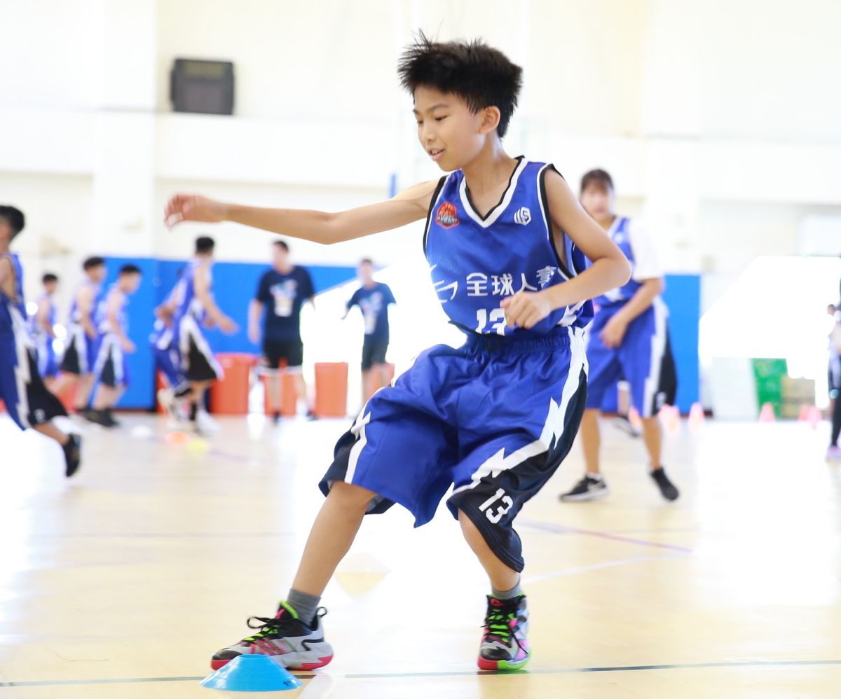 ▲由HBL教練團和阿巴西攜手指導，課程內容包括傳球、運球和防守等基本動作課程。官方提供