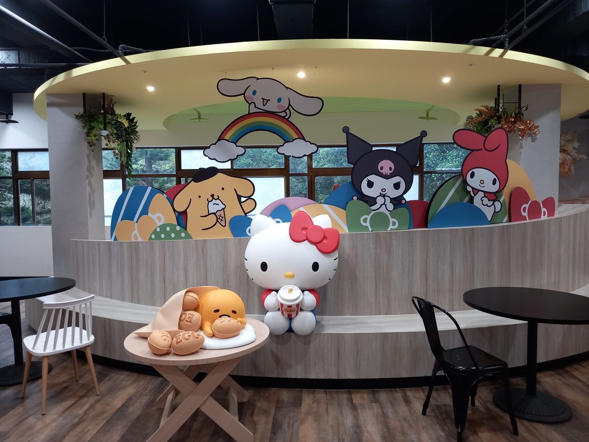 ▲湖口服務區2樓可愛明星用餐區，有Hello Kitty及蛋黃哥、布丁狗及美樂蒂等三麗鷗明星。（圖／高公局提供）