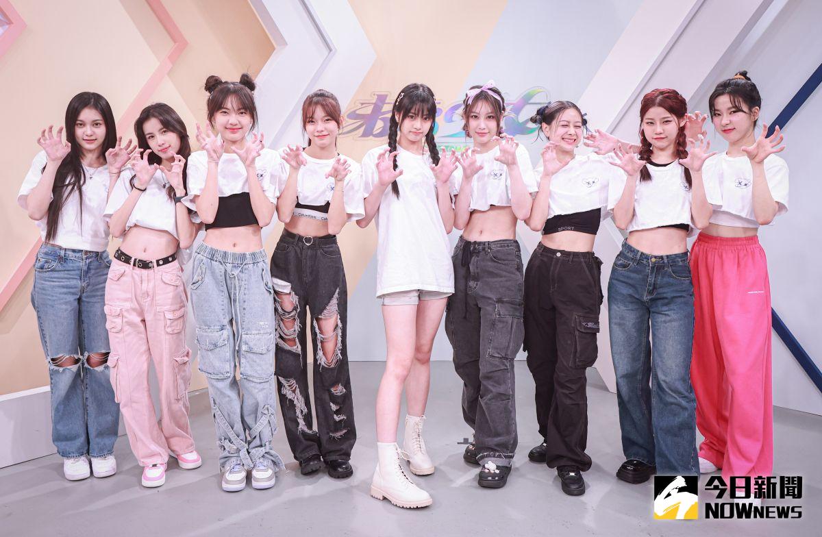 ▲選秀節目《未來少女》的女團「幻藍小熊」擺出可愛的招牌姿勢。左起為許媛媛、毓、采甄、Vicky、Nico、 Bido、王心茗、容容、李娥妍。（圖／記者葉政勳攝,2023.06.25）