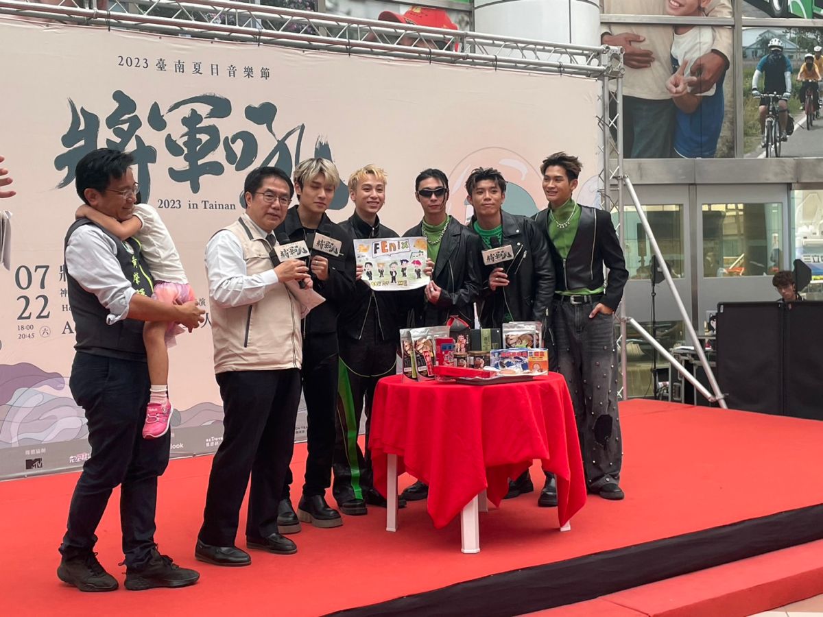 ▲永康區市議員黃肇輝的4歲小女兒親手畫了一張海報要獻給FEniX，但太害羞不敢面對偶像，模樣可愛（圖／記者林怡孜攝，2023,07,11）