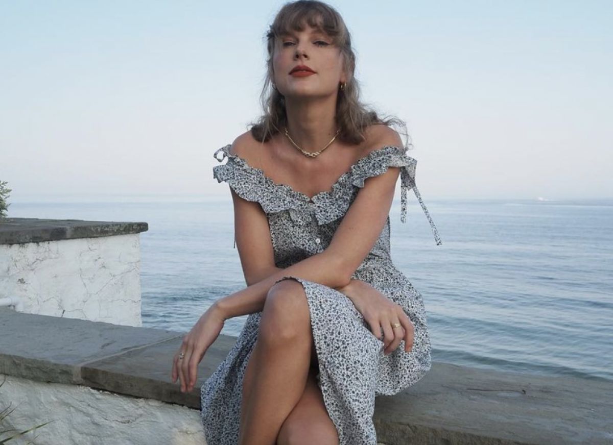 ▲泰勒絲近日在美國國慶日獲得短暫休假時光，她趁空檔和好友在海邊別墅聚會狂歡，沒想到竟吸引一名54歲女粉絲試圖數次闖入別墅。 （圖／翻攝自泰勒絲IG）