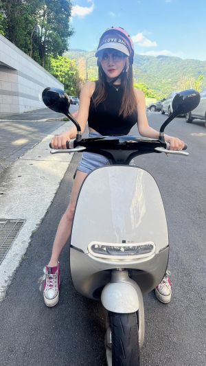 ▲王宥忻開始會騎電動車代步。（圖／新北綠盟提供）