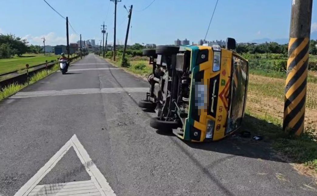▲宜蘭娃娃車對撞計程車翻覆，共13幼童受傷送醫。（圖／翻攝畫面）