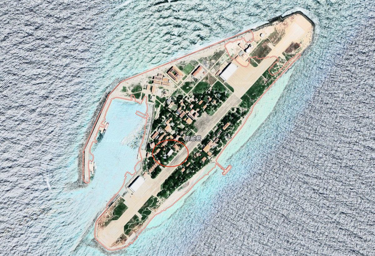 ▲南威島上一面以磁磚拼貼而成的越南國旗（紅圈處），在谷歌地圖上變成白色。（圖／Google Maps）