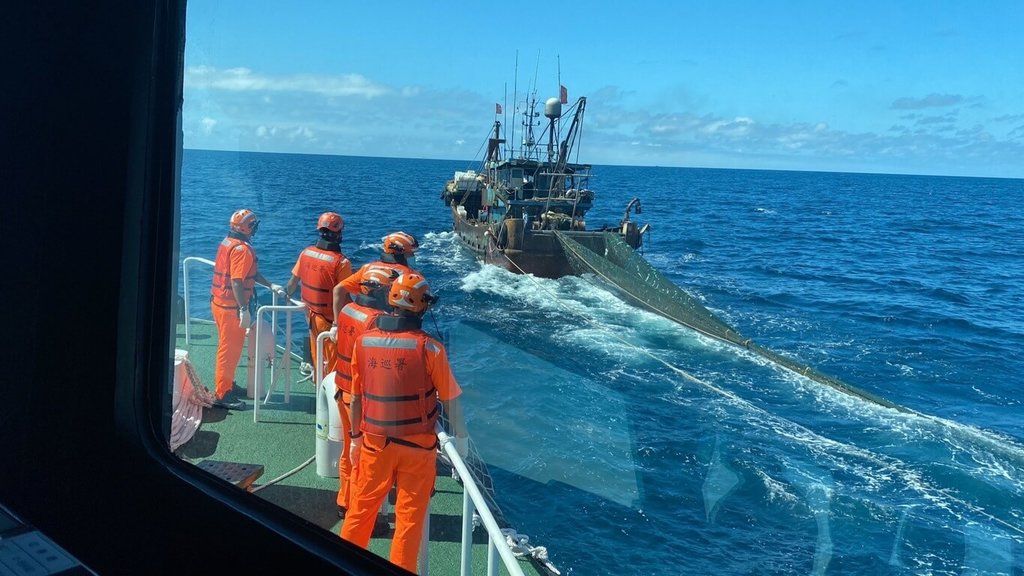 ▲澎湖海巡隊新配撥的10091巡防艇11日在執行失蹤船長搜尋時，在目斗嶼北34浬處發現一艘「無船名」大陸籍漁船越界拖捕，海巡靠船登檢，將人船押返，所撈漁獲1500公斤全數海拋。（圖／澎湖海巡隊提供）