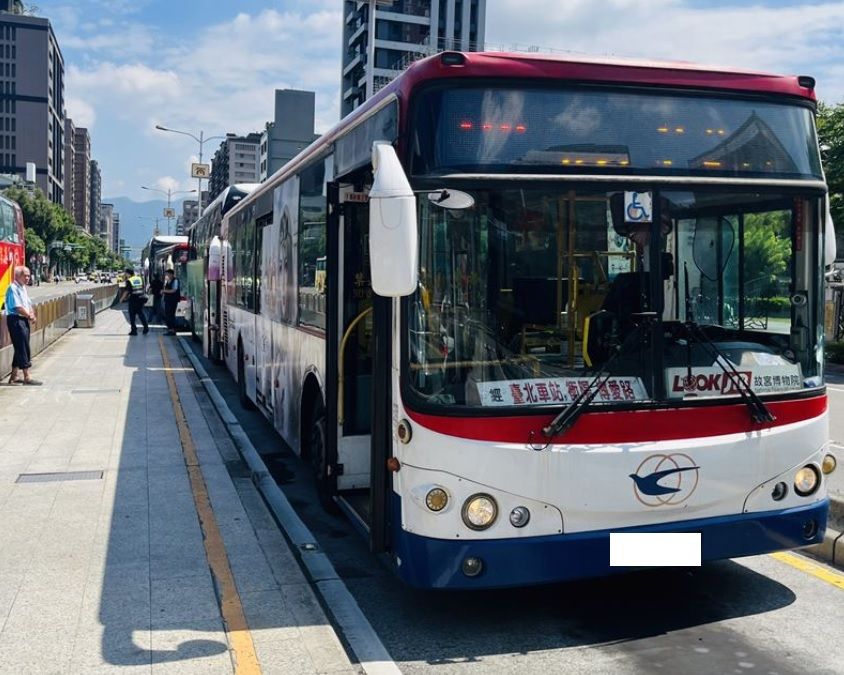 ▲12日上午，北市大同區發生追撞事故，客運劉姓男駕駛，疑恍神未注意車前狀況，追撞前方3台公車，造成6人受傷。（圖／翻攝畫面）  