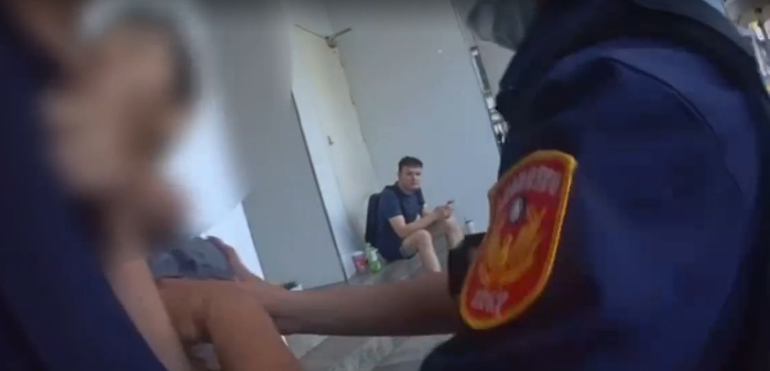 ▲林男辱罵員警遭壓制。（圖／翻攝畫面）