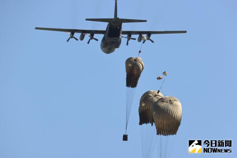 ▲C-130H運輸機投出大量補給物資，延續戰場作戰能力。（圖／記者莊全成攝，2023.07.12）