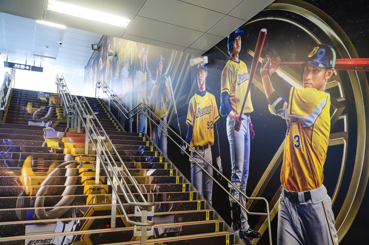 ▲文心崇德站新增新增「鋼鐵王者之象_猛瑪．鋼鐸拉」巨型3D創意階梯地貼及年度形象看板(圖／中捷提供2023.7.12)