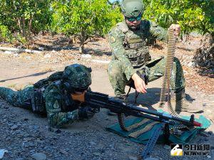 ▲假想敵軍從6000呎高空空降，我軍機槍掃射。（圖／記者莊全成攝）