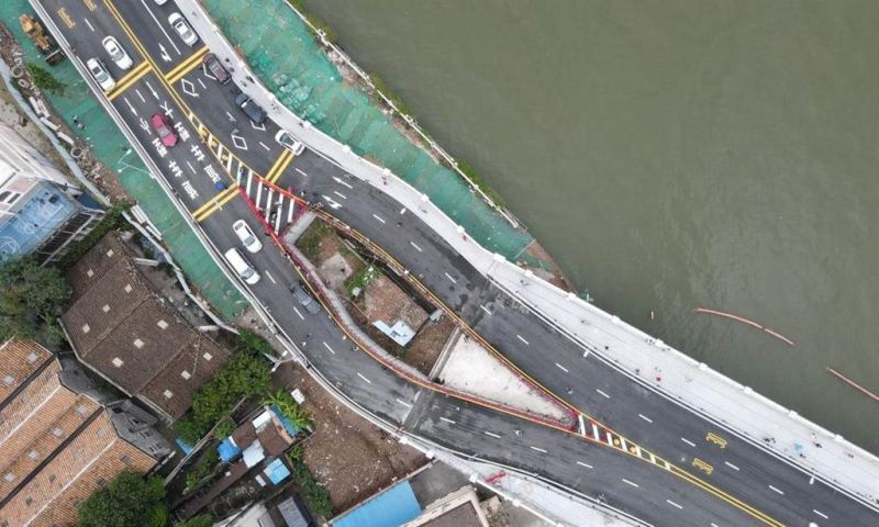 ▲廣東「海珠湧大橋」2020年通車，大橋中間有個突兀的釘子戶，從空中俯瞰貌似眼珠，被當地人戲稱為「海珠之眼」。（圖／南方網）