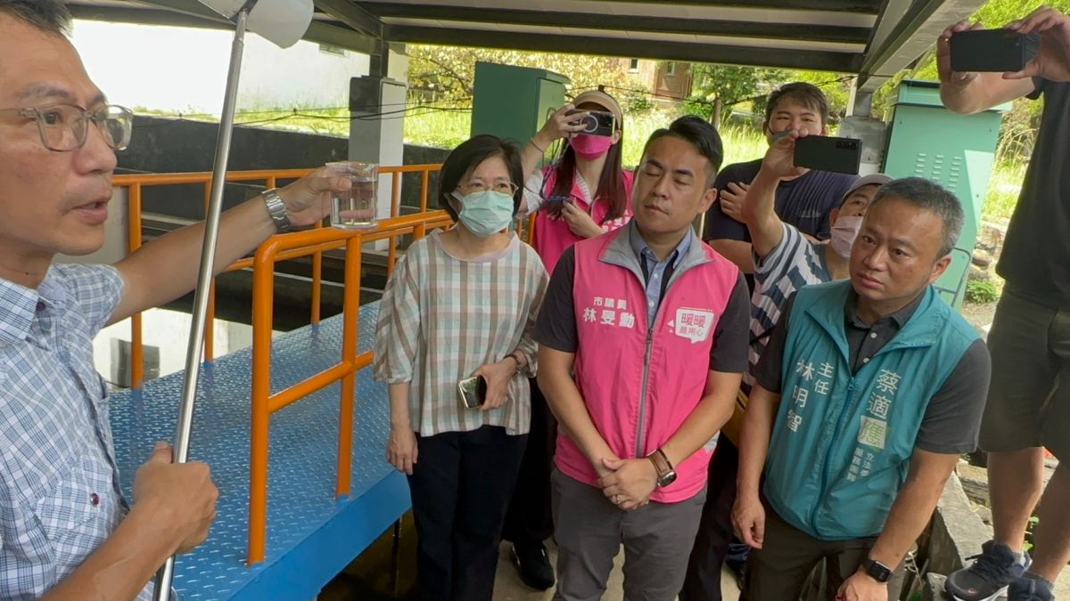 ▲針對基隆暖暖水質傳有異味及偏黃，立委蔡適應服務處主任林明智、市議員林旻勳邀集水公司代表到暖暖淨水場檢驗水質狀況。（圖 ／立委蔡適應服務處提供）