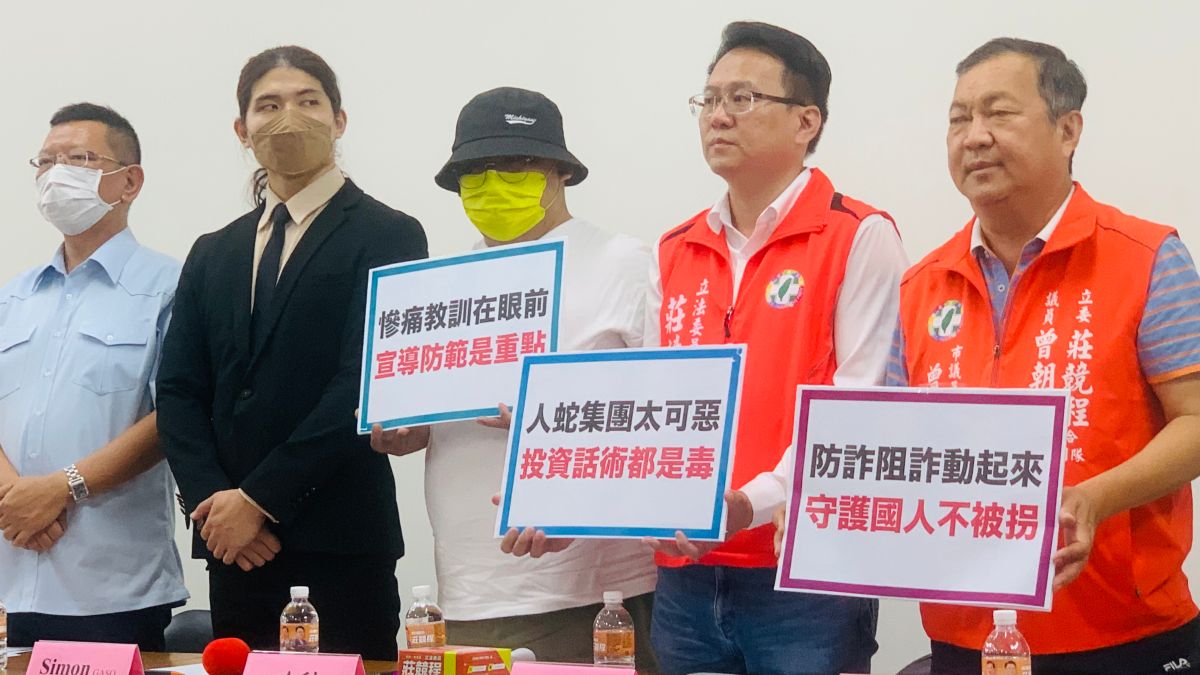 ▲台中市餐飲業者哈利（中戴帽者），疫情期間被騙往海外拓展事業版圖，竟淪為豬仔被凌虐控制整整一年。（圖／記者顏幸如攝，2023.07.12）