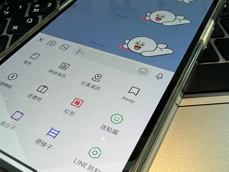 ▲LINE聊天室加入「送貼圖」功能，可以在一對一聊天室內直接送貼圖好友。（圖／記者周淑萍攝）