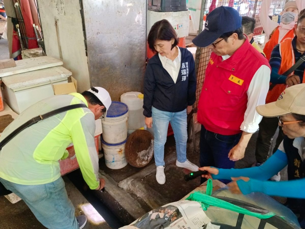 ▲陳其邁今天下午率領市府團隊前往瑞興市場視察登革熱防治工作。（圖／高市府提供）