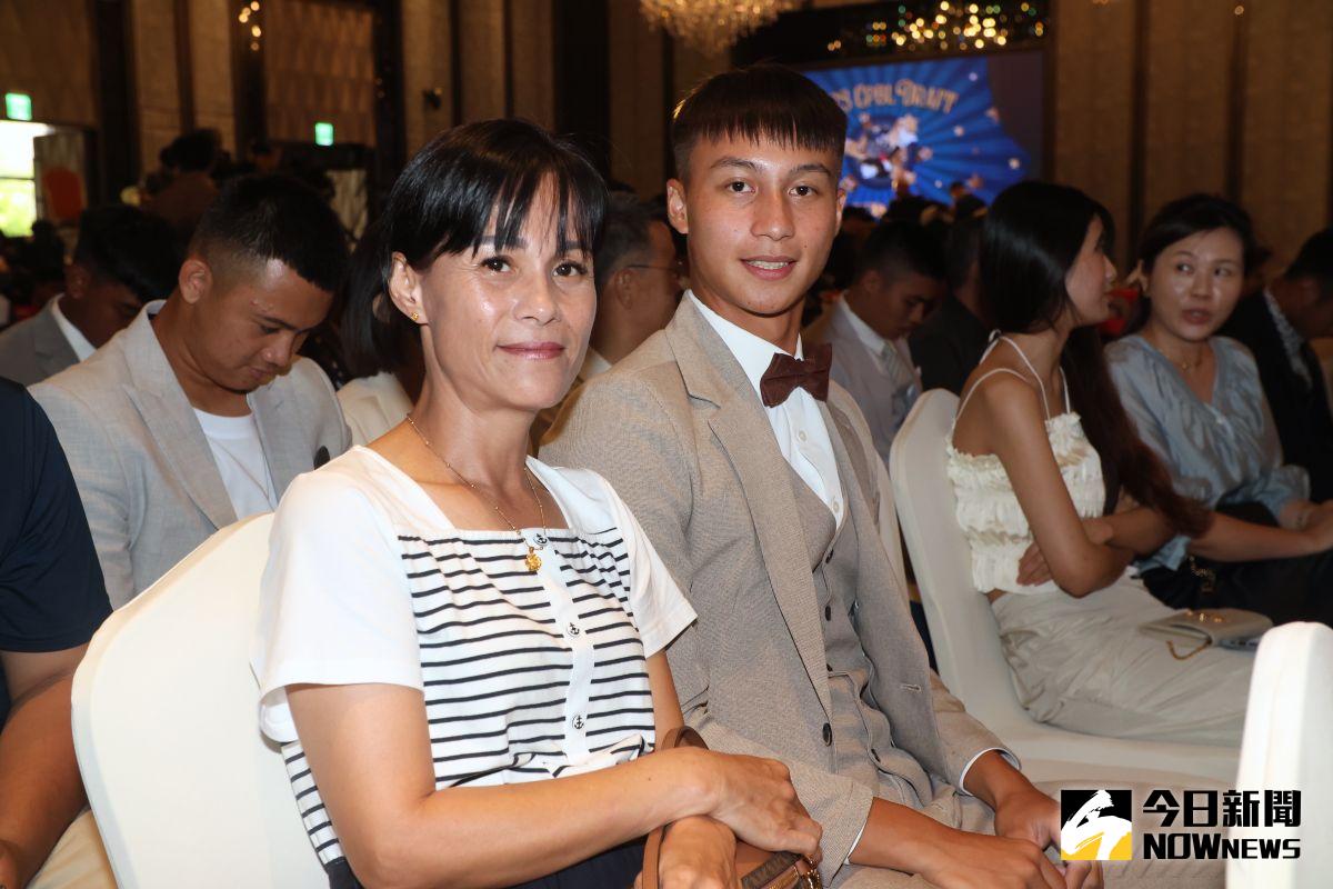 ▲林佳緯與母親出席選秀會，他也是這次中職選秀大熱門。（圖／陳明中攝）