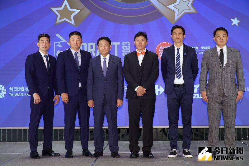 ▲2023中華職棒選秀大會今日進行,六隊總教練選前合影。(圖/陳明中攝)