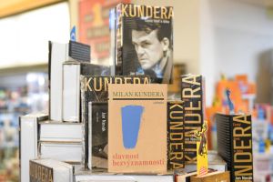 ▲出生於捷克的作家米蘭·昆德拉 (Milan Kundera)  在巴黎去世，享年 94 歲。他在捷克斯洛伐克共和國期間，對蘇聯入侵持反對意見使他成為一名流亡作家。（圖／美聯社／達志影像）