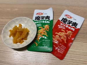 ▲魔芋爽是蒟蒻加上大量調味料的重口味零食,一包18克鈉含量277毫克,屬高鈉食物,對腎臟負擔大。(圖/記者徐銘穗攝) ▲魔芋爽是蒟蒻加上大量調味料的重口味零食,一包18克鈉含量277毫克,屬高鈉食物,對腎臟負擔大。(圖/記者徐銘穗攝)