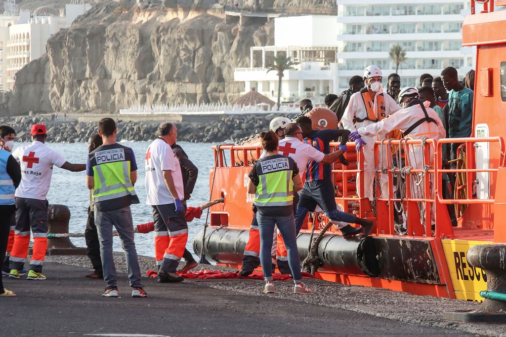 ▲西班牙海岸防衛隊接獲援助團體通報有3艘移民船隻在從西非前往加納利群島（Canary Islands）途中失蹤後，今天持續搜救行動，但仍無所獲。他們昨天才在附近救起數十人。圖為日前一艘移民船抵達大加納利島的資料照片。（圖／美聯社／達志影像）