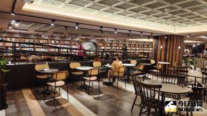 兩廳院風景書店 ▲劉怡汝最愛坐在風景書店角落,看到很多人在劇場裡面流動。(圖/記者李琦瑋攝,2023.07.10)