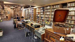 兩廳院表演藝術圖書館 ▲為了讓大眾接近藝術,劉怡汝堅持整修兩廳院表演藝術圖書館,讓民眾享受聽CD、看DVD、看書。(圖/記者李琦瑋攝,2023.07.10)