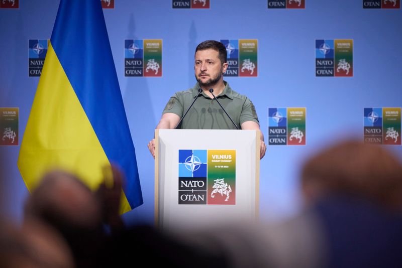 ▲烏克蘭總統澤倫斯基在北約峰會期間登台發言。（圖／美聯社／達志影像）