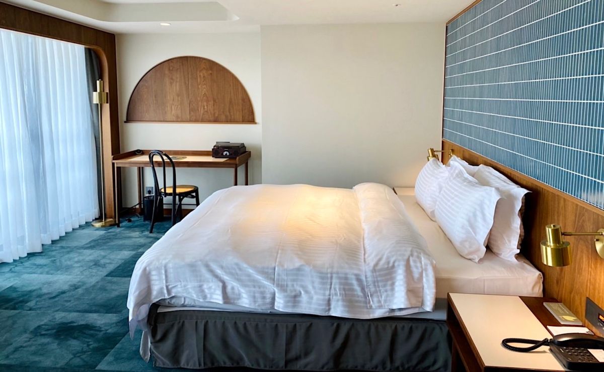 ▲台南天下大飯店改裝變身「天下南隅」開箱7大亮點，圓頂西餐廳成網美景點，全房型曝光竟然藏有上下舖，每間房內都能聽黑膠唱片，還把台南鑽巷子文化、廣場公園及復古遊戲機台全搬進飯店。（圖／記者蕭涵云攝）