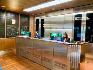 開箱台南傳奇飯店!天下南隅改裝7亮點 上下舖房型、聽黑膠唱片 ▲「天下南隅」入住櫃台既前衛又復古。(圖/記者蕭涵云攝)