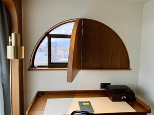 開箱台南傳奇飯店!天下南隅改裝7亮點 上下舖房型、聽黑膠唱片 ▲房內保留早期圓拱型窗戶,按壓打開可看見府城天際線。(圖/記者蕭涵云攝)