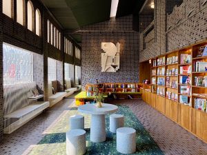 開箱台南傳奇飯店!天下南隅改裝7亮點 上下舖房型、聽黑膠唱片 ▲彷彿把廣場公園搬進飯店的圖書館。(圖/記者蕭涵云攝)