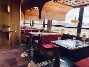 開箱台南傳奇飯店!天下南隅改裝7亮點 上下舖房型、聽黑膠唱片 ▲陽光映照「圓頂西餐廳」的光線很迷人。(圖/記者蕭涵云攝)