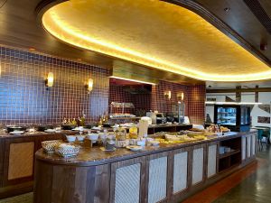 開箱台南傳奇飯店!天下南隅改裝7亮點 上下舖房型、聽黑膠唱片 ▲圓頂西餐廳除了排餐也供應自助吧。(圖/記者蕭涵云攝)