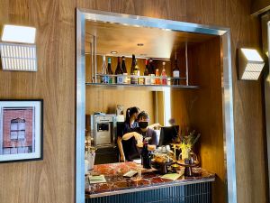 開箱台南傳奇飯店!天下南隅改裝7亮點 上下舖房型、聽黑膠唱片 ▲「NAN Bar 1」自然派葡萄酒酒吧。(圖/記者蕭涵云攝)