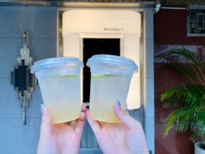 開箱台南傳奇飯店!天下南隅改裝7亮點 上下舖房型、聽黑膠唱片 ▲酒吧在騎樓設有外帶窗口與座位。(圖/記者蕭涵云攝)