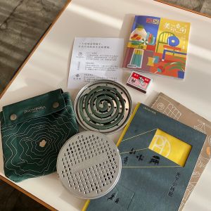 開箱台南傳奇飯店!天下南隅改裝7亮點 上下舖房型、聽黑膠唱片 ▲為旅客打造周邊地圖導覽;還能提著提著府城蚊香袋,在戶外專屬小陽台聊天。(圖/記者蕭涵云攝)