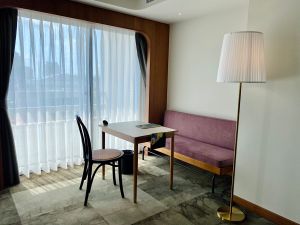 開箱台南傳奇飯店!天下南隅改裝7亮點 上下舖房型、聽黑膠唱片 ▲「天下PASS.老城冒險」兩天一夜住房專案,售價6999元起。(圖/記者蕭涵云攝)