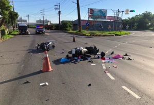 高雄死亡車禍!2機車路口對撞「零件碎落一地」 1騎士送醫不治