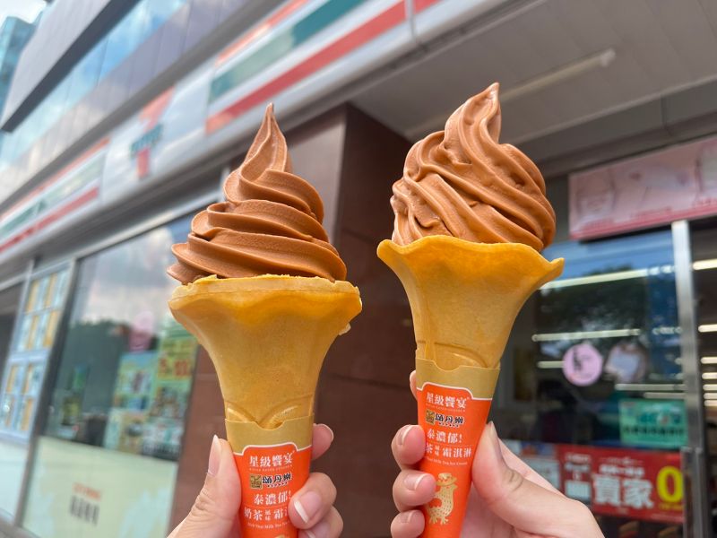 ▲7-11、全家本周冰品優惠出爐！7-11使用icash2.0、icash pay支付有雪淋霜霜淇淋買一送一。（圖／記者鍾怡婷攝）