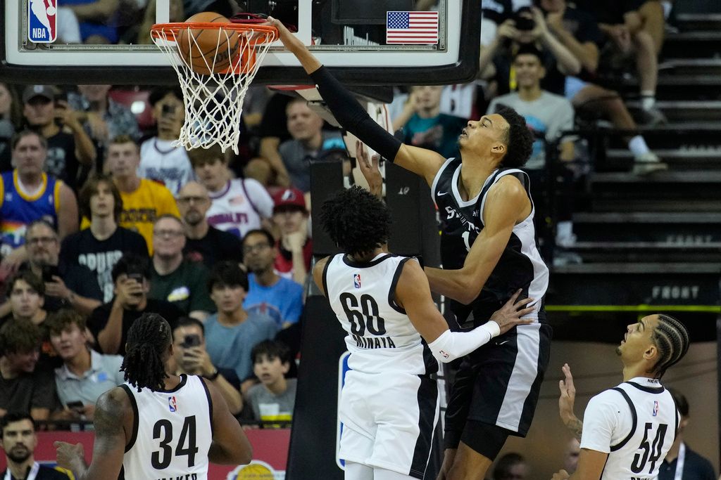 ▲馬刺狀元Victor Wembanyama灌籃得分，他認為NBA的對抗性比歐洲聯賽稍差。（圖／美聯社／達志影像）