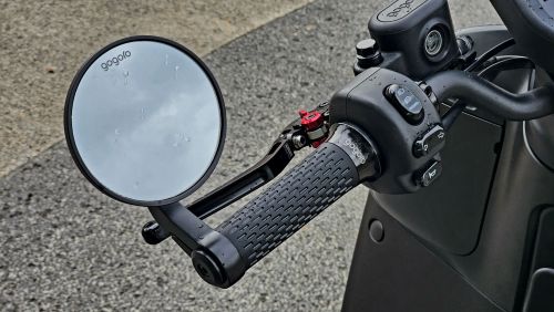 ▲機車族雨天救星！下雨天後照鏡最怕起霧看不清，善用「肥皂防霧術」在鏡面形成保護層，能有效減少水氣附著，讓雨天行車視線更清晰安全。（圖／NOWNEWS資料照）