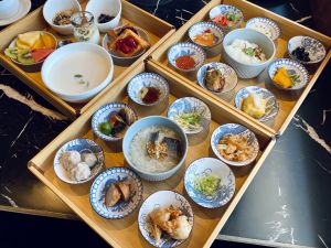 開箱台南傳奇飯店!天下南隅改裝7亮點 上下舖房型、聽黑膠唱片 ▲「圓頂西餐廳」早上時段供應台式虱目魚稀飯、日式鮭魚卵飯或西式燕麥粥的九宮格早餐。(圖/記者蕭涵云攝)