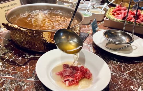 ▲台南牛肉湯有其獨特烹調方式，就是以滾燙熱湯澆淋在現切的牛肉薄片上。（示意圖／記者蕭涵云攝）