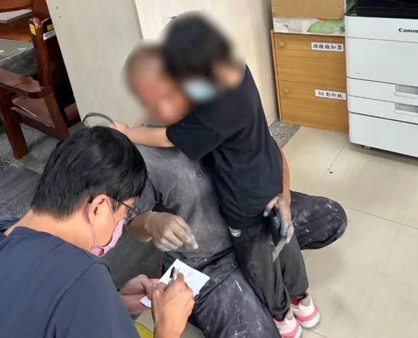 ▲台中一名6歲女童12日獨自跑出安親班找爸媽，在工地上班的父親聞訊趕往接女兒，溫柔告誡她「不可以亂跑」。（圖／翻攝照片）