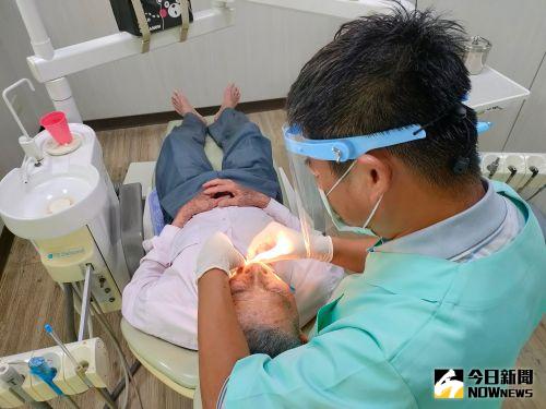 ▲健保擴大長者口腔照護，糖尿病或中風等慢性病患每3個月可洗牙1次，行動不便者享牙醫到府服務。（圖／記者莊全成攝，2023.07.13）