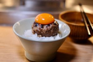 ▲「挽肉と米」台灣店強調使用日本A5和牛，製成手打漢堡排。（圖／記者葉盛耀攝）
