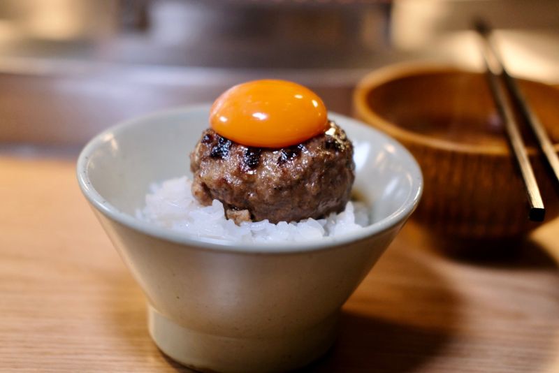 ▲「挽肉と米」台灣店強調使用日本A5和牛，製成手打漢堡排。（圖／記者葉盛耀攝）