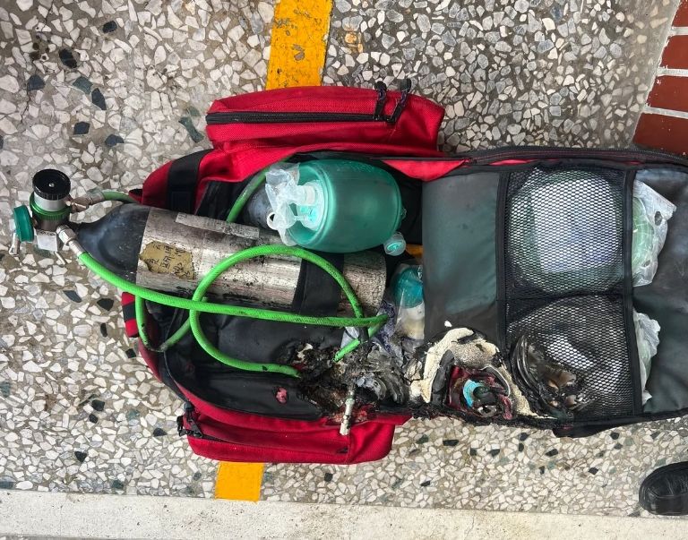 ▲台南麻豆消防隊今（13）日上午進行保養作業時，一輛救護車上的氧氣瓶不明原因發生小型氣爆。（圖／翻攝畫面）